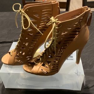 A Rue21 Etc design. Beige color heel. Size 8/9 L